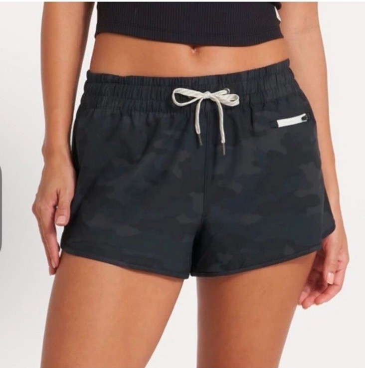 Vuori Clementine 2” Athletic Shorts in Black Watercolor Camo with Pocket - Size Large