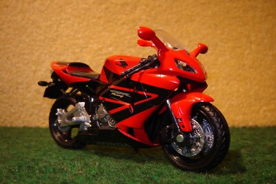 1:18 Honda CBR 600 RR Rot 2005 NEW RAY 00338