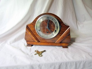 AN ANTIQUE ART DECO FHS MANTEL CLOCK. WESTMINSTER CHIMES