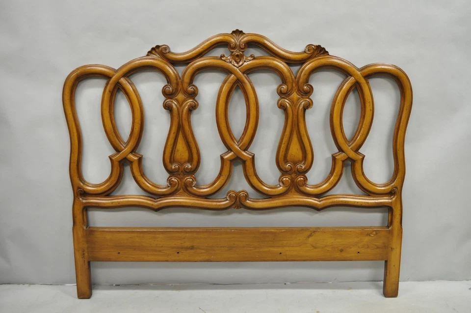 Cabecero cama Queen desplazable de nogal tallado en madera frutal provincial francés Foto 2 de 4