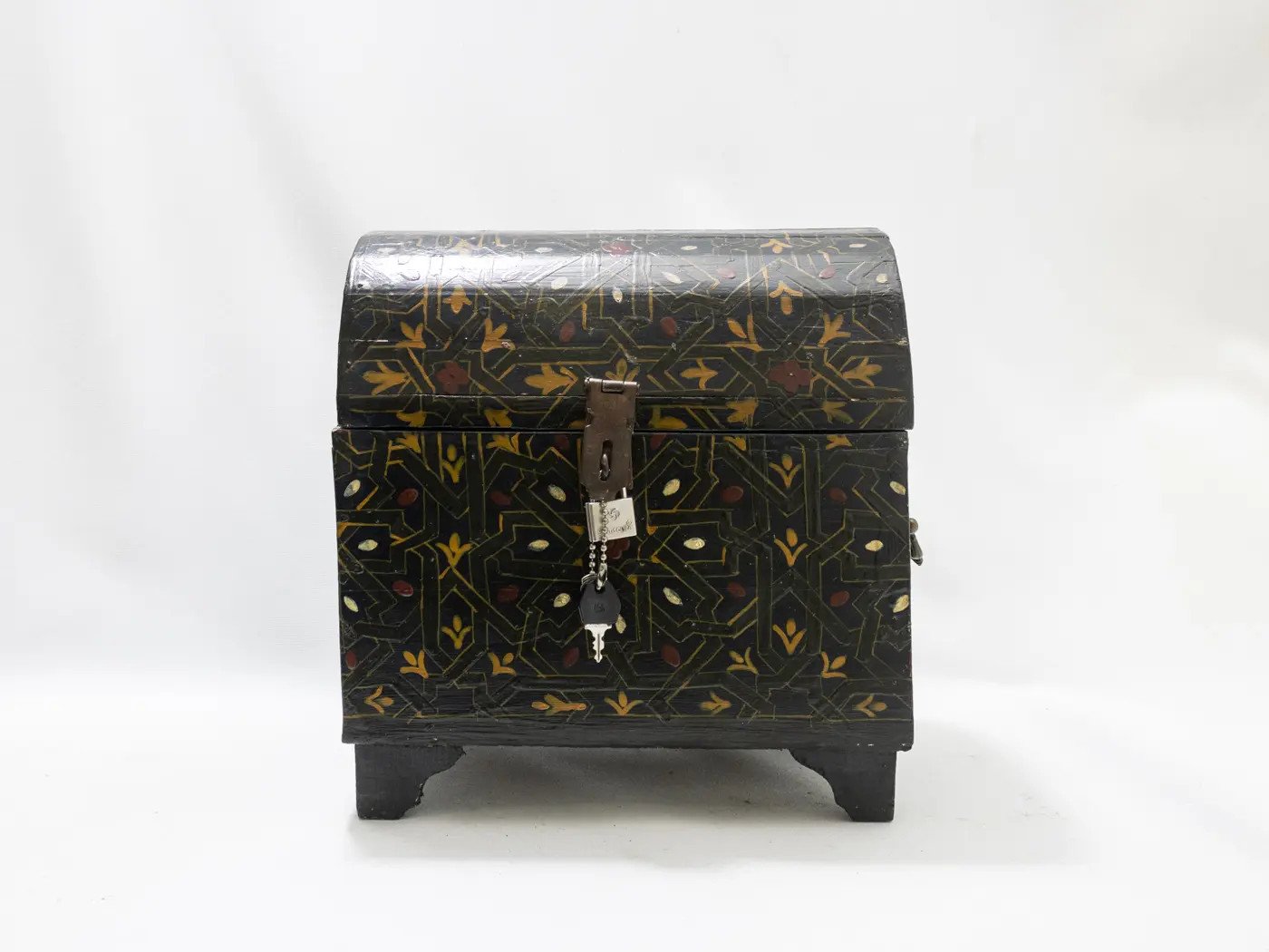 Coffret bois laqué et motifs polychromes pour sublimer la décoration de votre salon