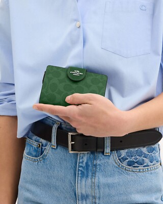 美品✨コーチ jade ジェイド グアンユー 折財布 馬車金具 シグネチャー NWT Coach Medium Corner Zip Wallet In Signature Canvas Bright Jade