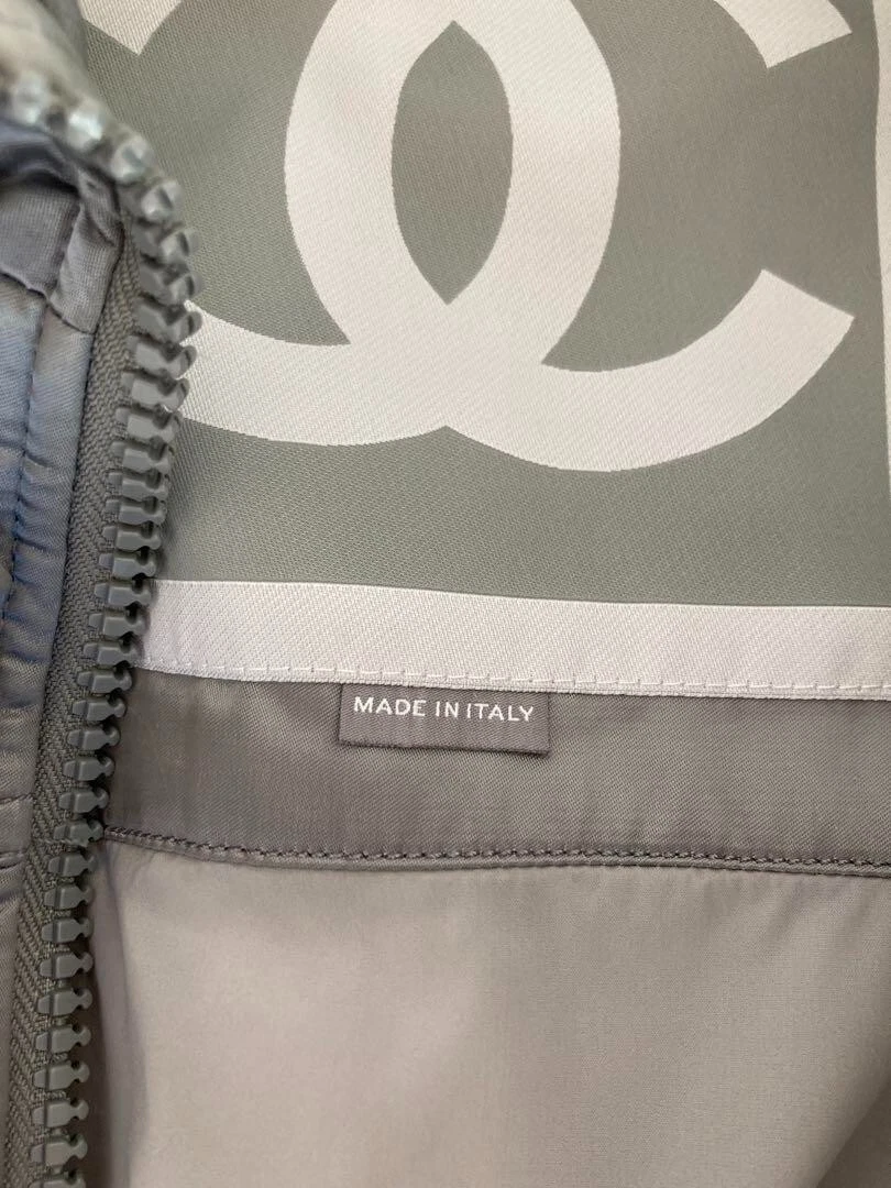 Cappotto imbottito CHANEL linea sportiva con zip argento Coco Mark 04A P24104V15266 taglia 36