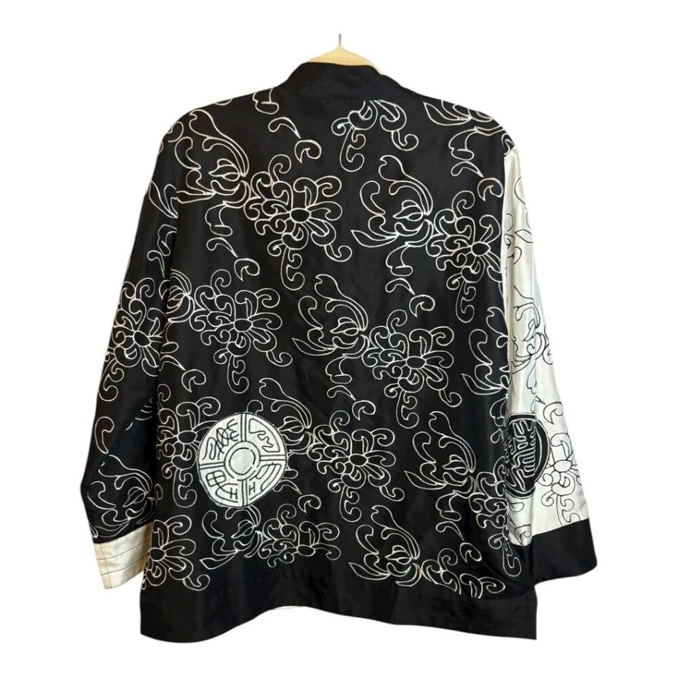 Chaqueta Chico's Para Mujer Talla Grande Asiática Bordada Seda Negra Blanca Chicos 2 Foto 2 de 3