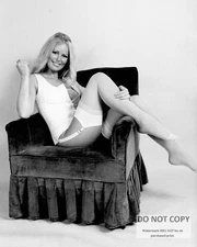ACTRESS VERONICA CARLSON - 8X10 PUBLICITY PHOTO (BT577)
