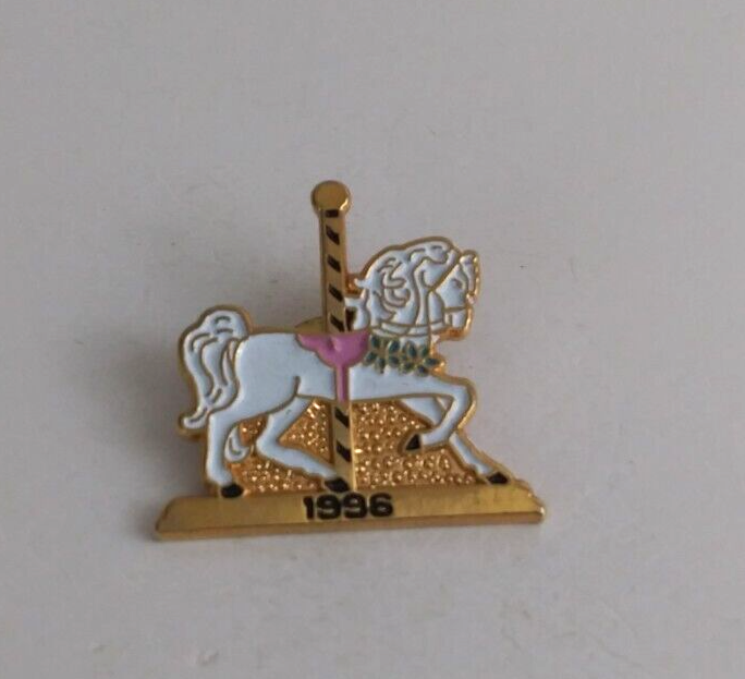 PONY Moila Shriners 1996 Bellissima Spilla Cappello Babbo Cavallo Bianco Carosello