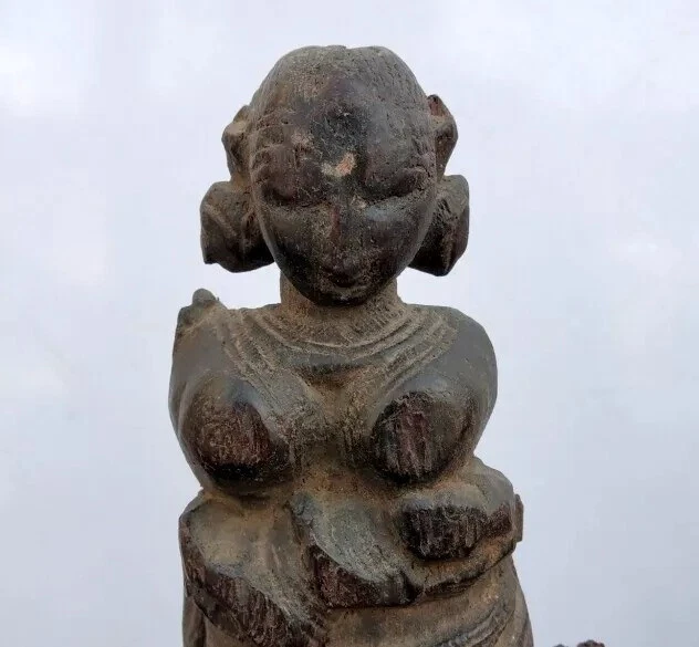 Древняя деревянная резная южноиндийская племенная скульптура матери и ее детей - Изображение 2 из 4