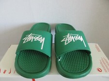 MENS NIKE X STUSSY BENASSI SLIDES / SANDALS PINE GREEN-SAIL SZ 7 DC5239-300 