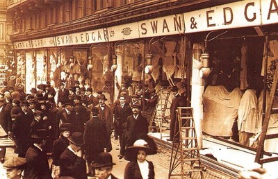 Nostalgie Postkarte London März 1912 Suffragetten zerschlagene Fenster Schwan & Kanten