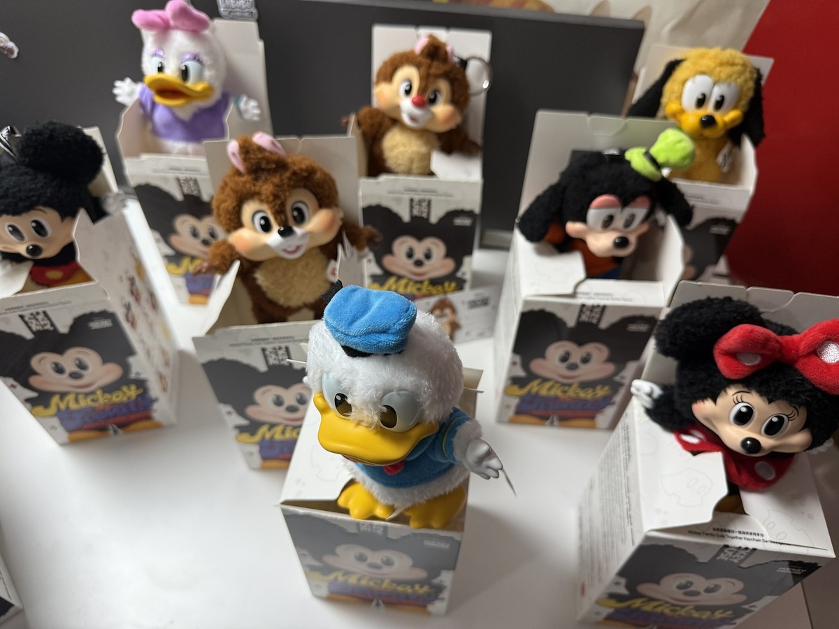 ぬいぐるみ Pop mart Mickey Family POP MART Mickey Family Cute Together Keychain Series Blind