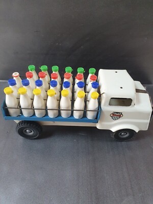 TRI-ANG VINTAGE MILK TRUCK/ LORRY WITH MILK BOTTLES. VINTAGE TRI-ANG VINTAGE MILK TRUCK/ LORRY WITH MILK BOTTLES. VINTAGE