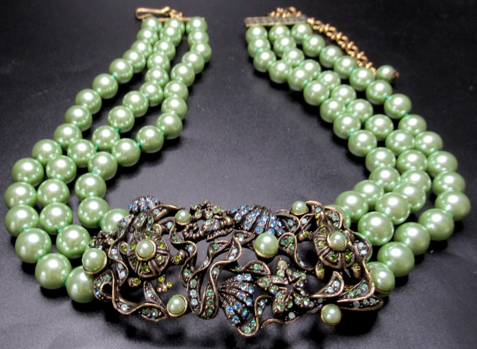 Collar de perlas de imitación verde concha de mar con estrás azul y verde HEIDI DAUS Foto 2 de 4