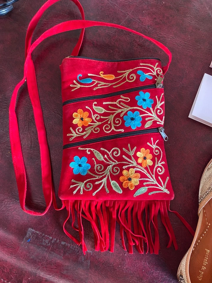 Bolso Cartera India Rojo Gamuza Floral Bordado Flecos Hecho a Mano Nuevo Foto 2 de 4