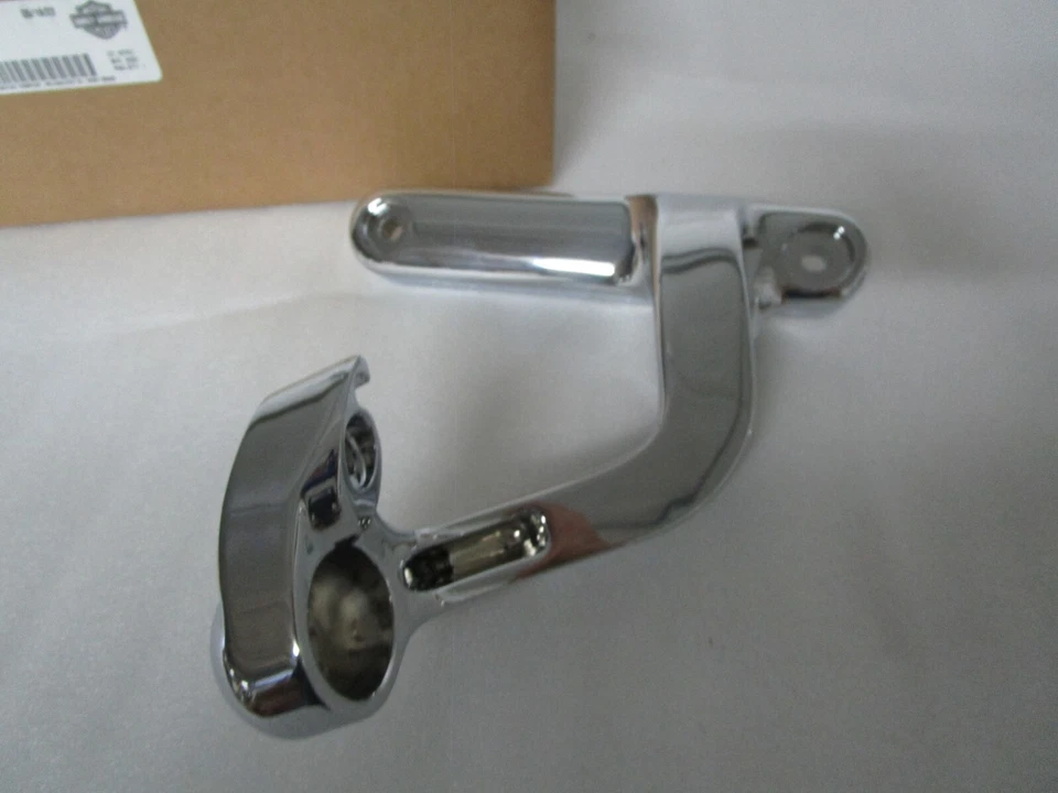 Soporte de faro izquierdo cromado Tri-Glide 14-24 Harley Davidson FLHTCUTG 67700652 Foto 2 de 4