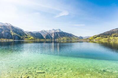 Wandbild: Schöner klarer Alpinsee Attersee mit Kristallwasser (40077435)