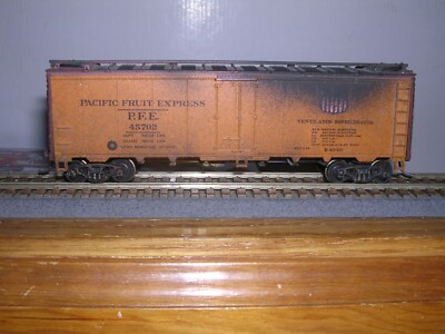 ATHEARN #5030  P.F.E -- S.P.- U.P. 40' Steel Reefer #45702  Weathered H.O.1/87