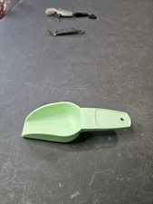 Tupperware 878-8 Green Scoop 5 1/4 Total length