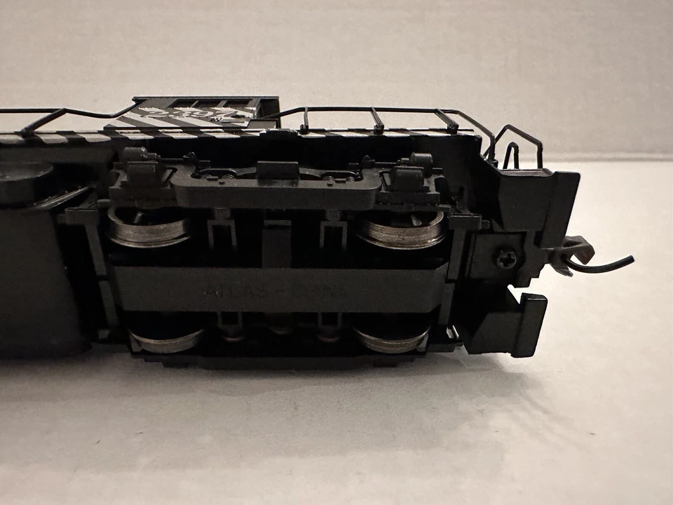 ATLAS CLASSIC HO SCALE #8853 ALCO RS-1 SANTA FE #2397 - Image 4 of 4