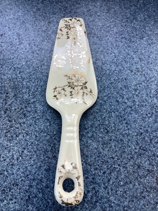 King Dinnerware Pie Server