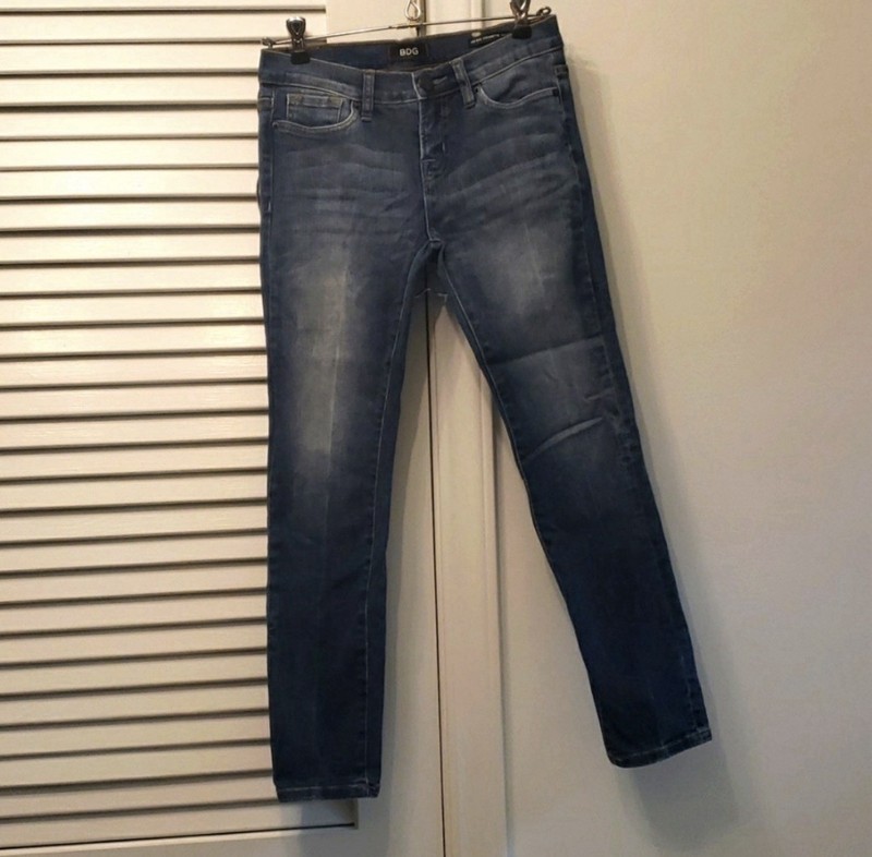 BDG MID RISE CIGARETTE GRAZER SZ 25W and 26 L Blue Jeans