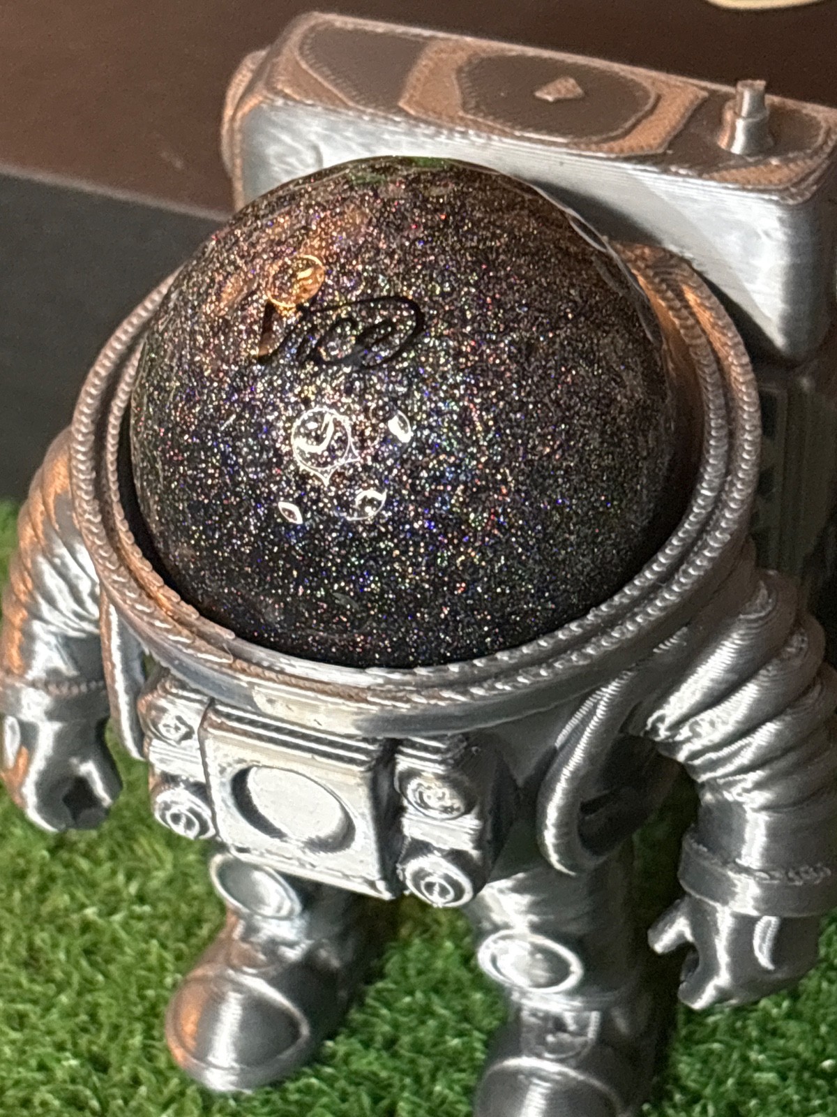 Pelota de golf Moon Rock Vice con soporte Moon Man