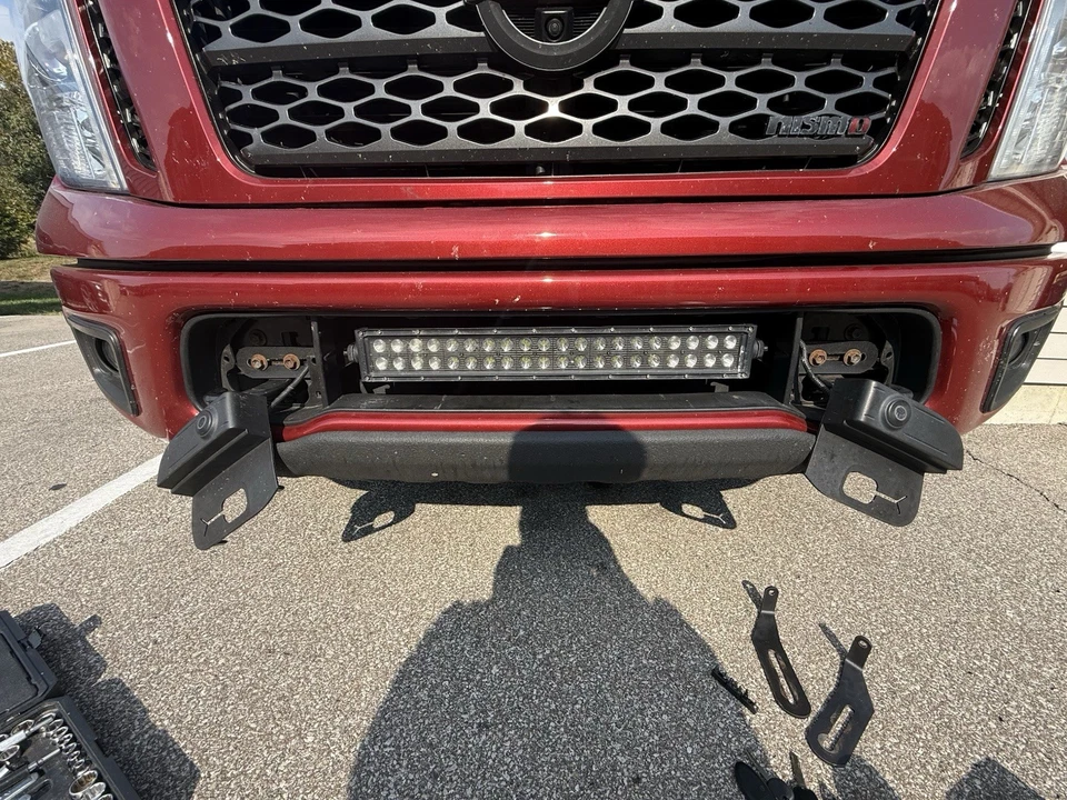 Nissan Titan 2016-2019 montaje de barra de luz flotante sin taladro Foto 4 de 4