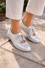 Zapatillas deportivas Keds Ballet Mary Jane planas corbata para mujer 9,5 plateadas metálicas zapatos cómodos