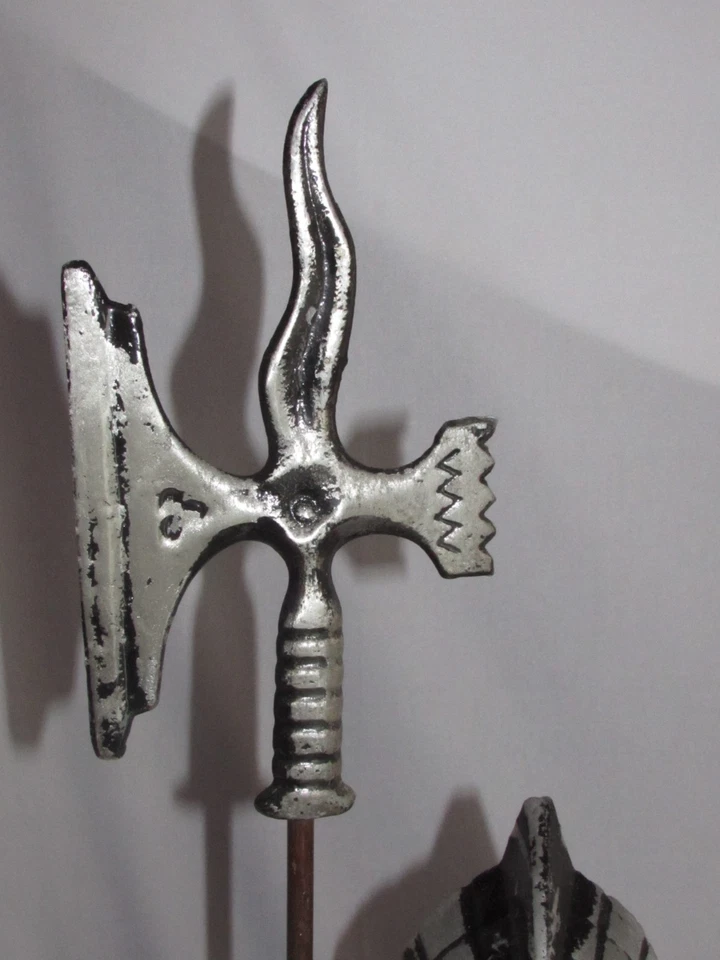 MEDIEVAL KNIGHT IN ARMOR STATUE FIGURE HOLDING A SPEAR & IT LIGHTS UP 31 ½" TALL - Image 4 of 4