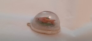 VINTAGE RARE GUMBALL/VENDING PINK FISH SNOW GLOBE CHARM 
