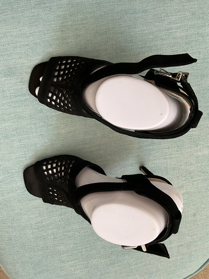 Sandalias negras Vince Camuto de gamuza con punta abierta para mujer talla 7 Foto 2 de 4