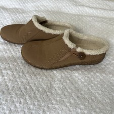 NWOT. Earth Origins Suede Slip On Clogs with Faux Fur Trim Johanna Camel