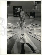 1968 Press Photo Cher with Sonny Blow-Ups on "Where the Girls Are" - pip05138