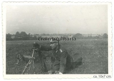 Orig. Foto Offizier mit franz. Beute Granatwerfer Waffen in Frankreich 1940