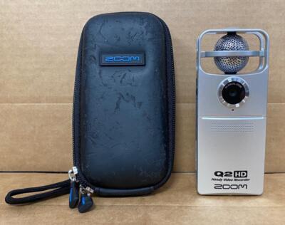 ZOOM Q2 HD HANDY VIDEO RECORDER W/ SOFT CASE- USED.