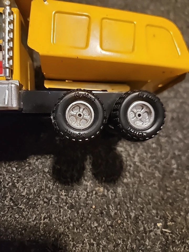 "Camión de volteo vintage de metal NYLINT amarillo 8"" hecho en Corea - buen estado"  Foto 2 de 4