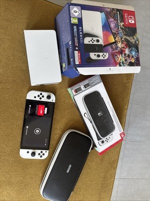 Nintendo Switch OLED-Modell, Weiß, Inkl. Mario Kart 8 Deluxe, Tragetasche