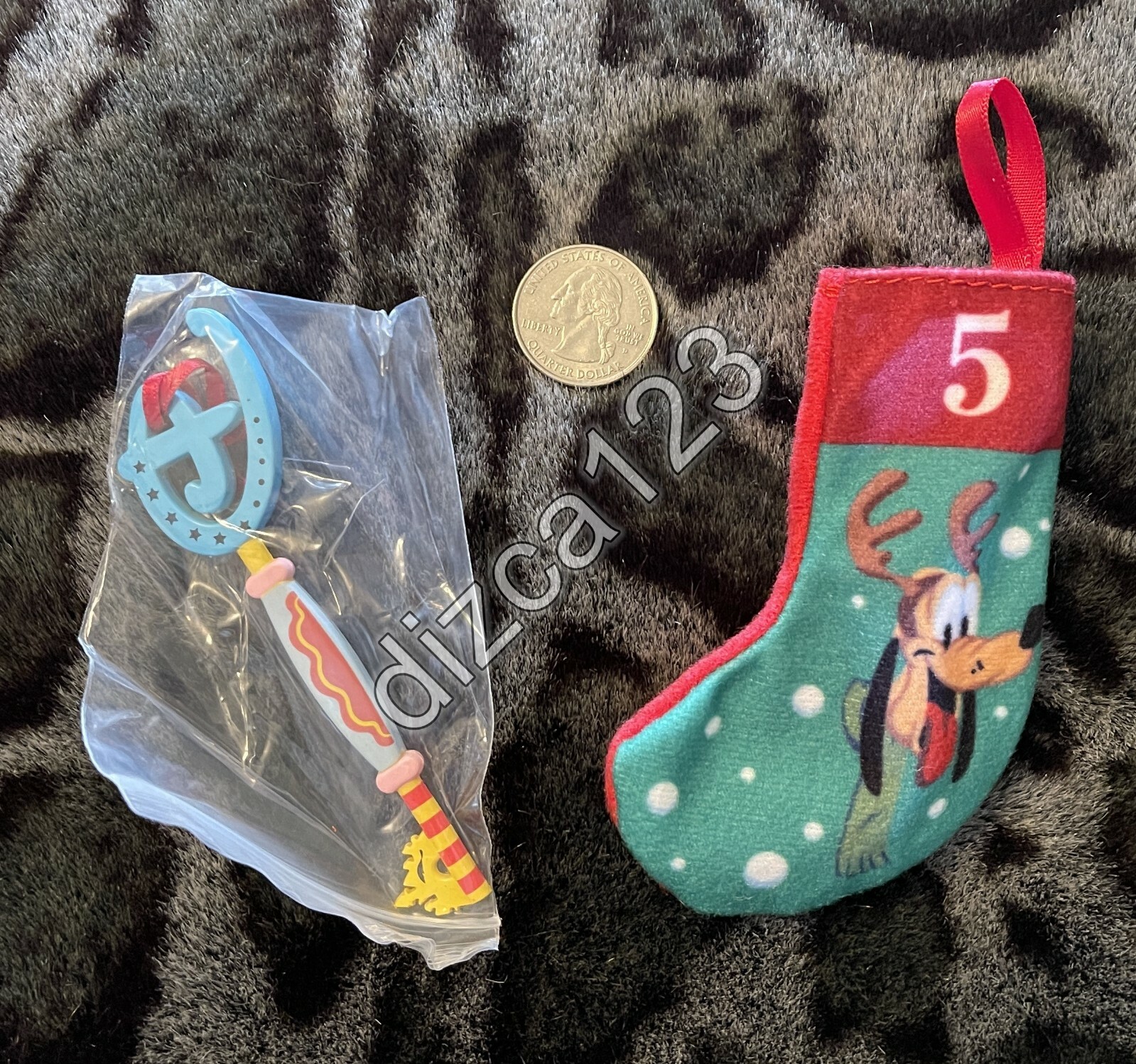 SAOLA Disney Store Chiave Calendario dell'Avvento Mini Chiave Dumbo e Calzino SOLO 5