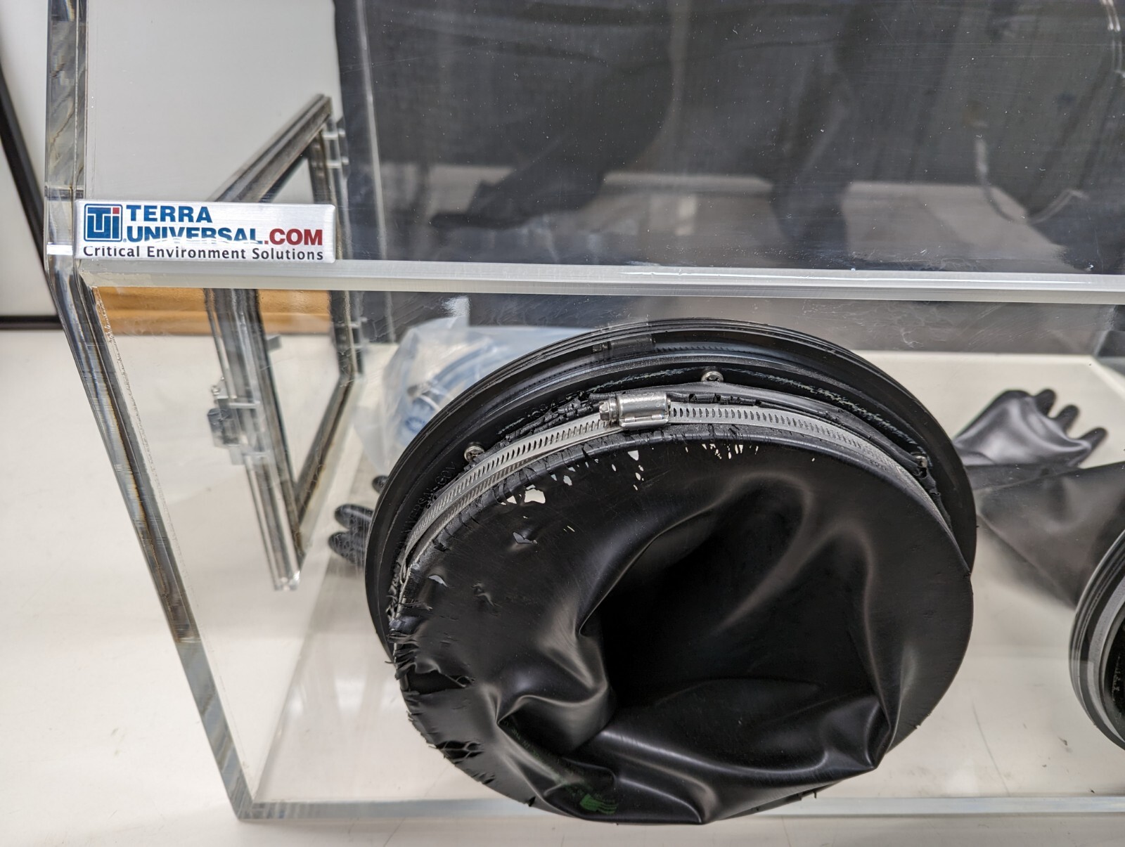 Terra Universal 168115D Series 200 Neg. Pressure Glovebox Needs New