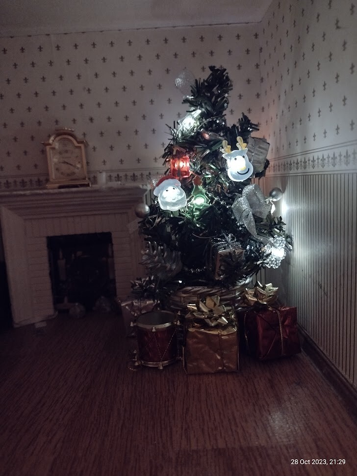 1/12th Dolls House Christmas Fir Tree Festive Decoration LED Lights
