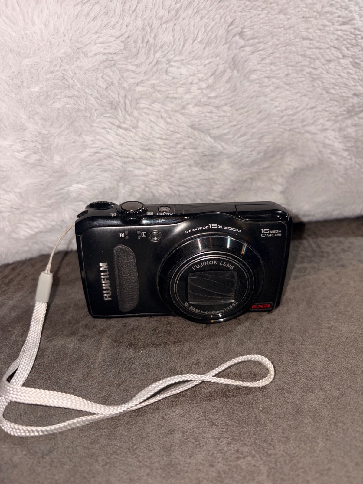Fujifilm FinePix F500 EXR 16.0MP Digital Camera Charger Battery 4GB Memory Card