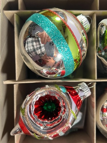 Radko Shiny Brite Weihnachtsschmuck 9er Set Glocken Einzüge Kugeln 2023 MAX7943 - Bild 4 von 8