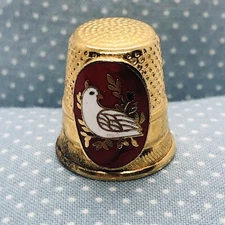 Vtg Lillian Vernon Gold Tone Metal Thimble w/ Enamel Christmas Partridge Badge 