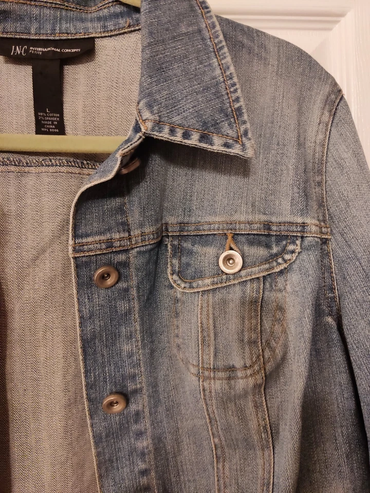 I.N.C. Chaqueta vaquera International Concepts talla L pequeña con calavera de diamantes de imitación Foto 4 de 4