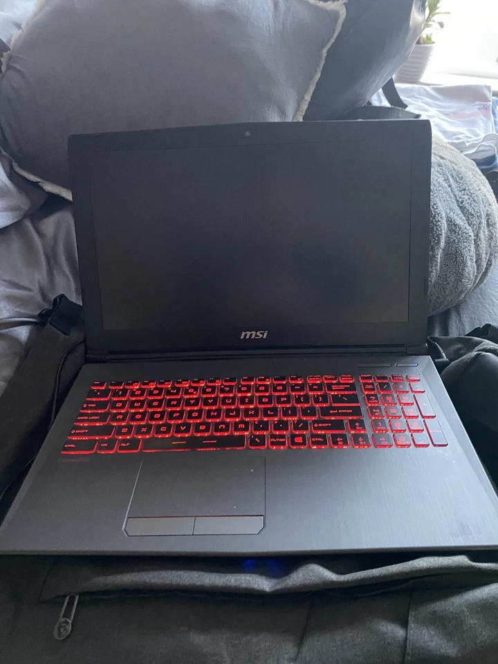 PORTATIL GAMING MSI GV62 8RE COMPLETO + TECLADO, REFRIGERADOR, AURICULARES, MOCHILA Foto 4 de 4