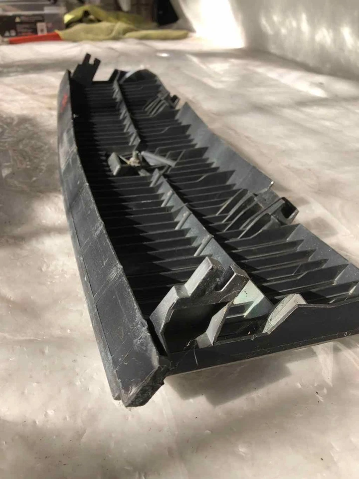 Chrysler Lebaron 1987-1992 convertible parachoques delantero rejilla branquial con logotipo emblema Foto 4 de 4