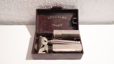 Ancien Rasoir à main LERESCHE complet dans son coffret Bakélite