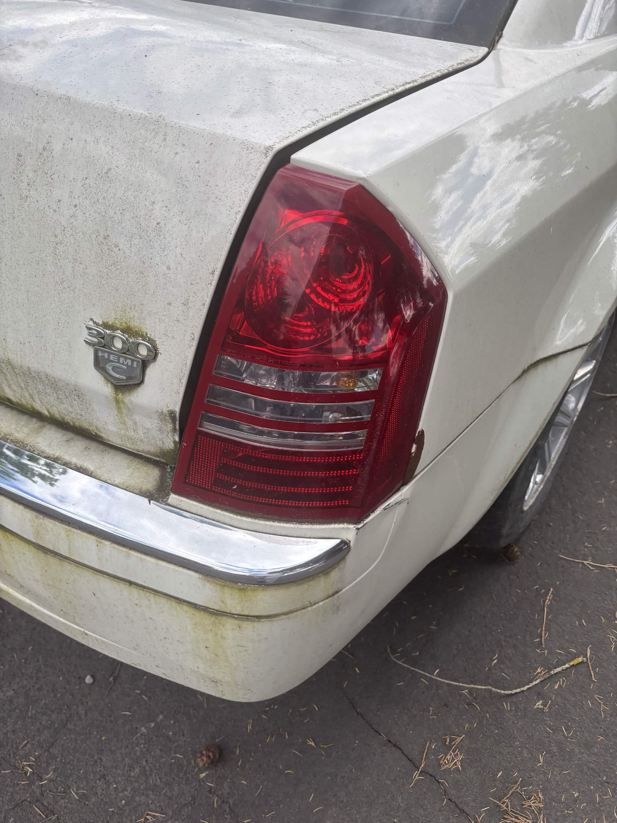 2006 CHRYSLER 300 C 5.7L (PASSENGER SIDE) Tail light