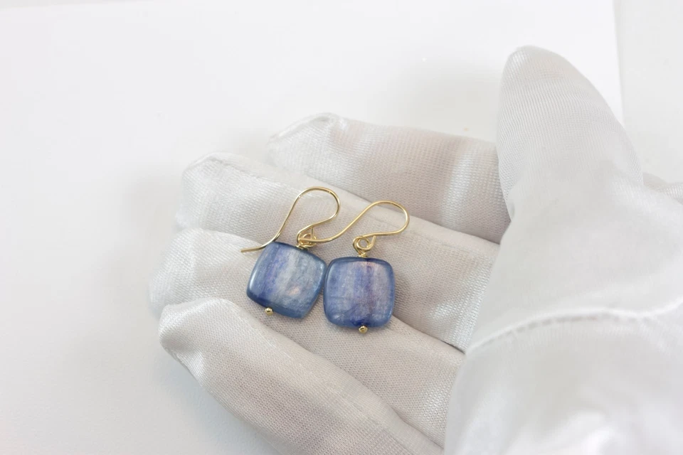 Pendientes de cianita azul brillante corte cuadrado delicadas gotas pequeñas oro de ley de 14 k Foto 2 de 2