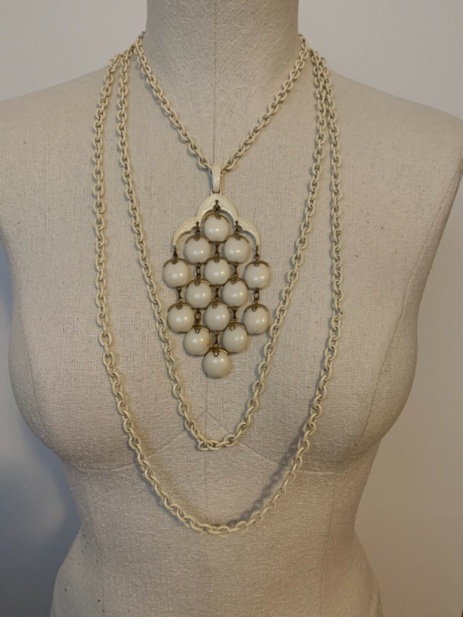 Introducir 76+ imagen chanel pearl necklace devil wears prada Abzlocal.mx