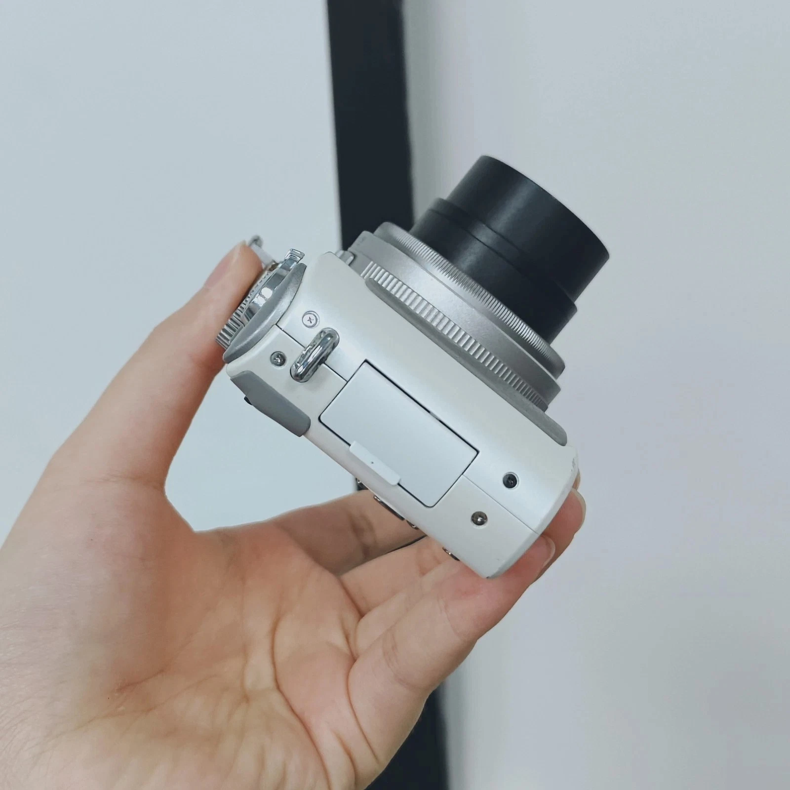 Panasonic LUMIX DMC-LX5 Digital Camera 10.1MP 3.8X Zoom White with Accessories - product detail image 7